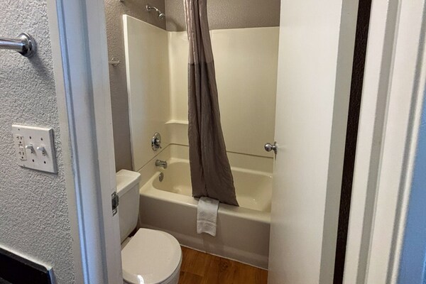 Foto van 2 Queensize Bedden | Mobiliteit Toegankelijke Tub Nsmk - BathRoom