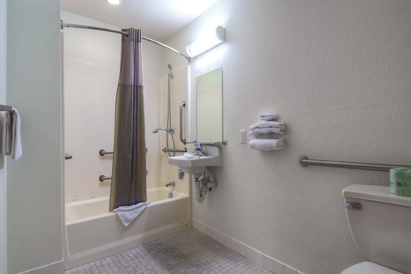 Foto van 1 tweepersoonsbed (Queensize) | Rolstoeltoegankelijk bad (Nsmk) - BathRoom