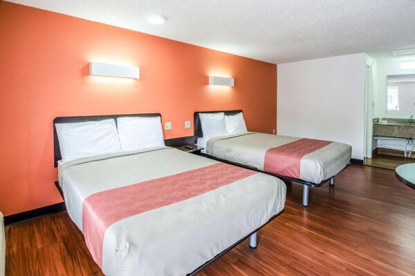 Foto van 2 tweepersoonsbedden | Roken toegestaan, magnetron aanwezig - BedRoom