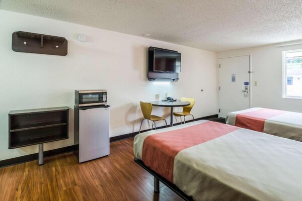 Foto van 2 tweepersoonsbedden | Roken toegestaan, magnetron aanwezig - BedRoom