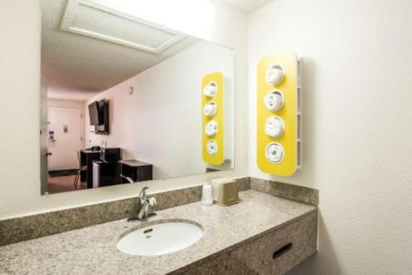 Foto van 2 tweepersoonsbedden | Roken toegestaan, magnetron aanwezig - BathRoom