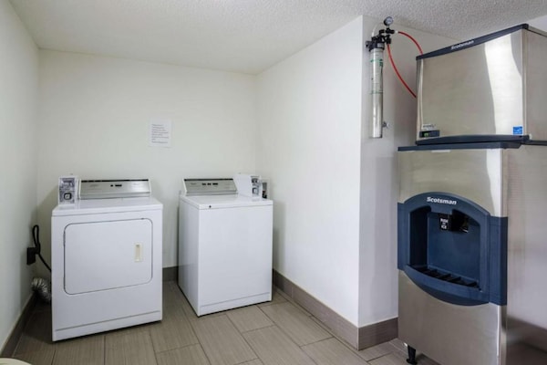 Foto van 1 kingsize bed | Roken toegestaan, koelkast aanwezig - Facilities