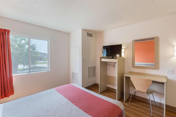 Foto van 1 tweepersoonsbed (queensize) | Minikoelkast, rookvrij - BedRoom
