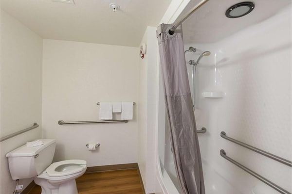 Foto van 1 tweepersoonsbed (queensize) | Minikoelkast, rookvrij - BathRoom