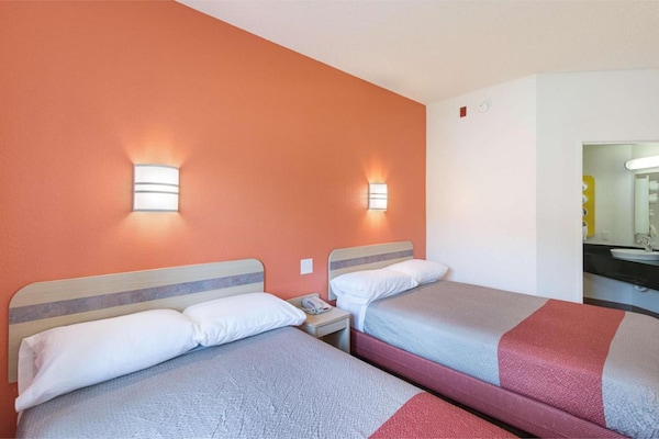 Foto van 2 tweepersoonsbedden | Rookvrij - Vakantiehuis in  - BedRoom
