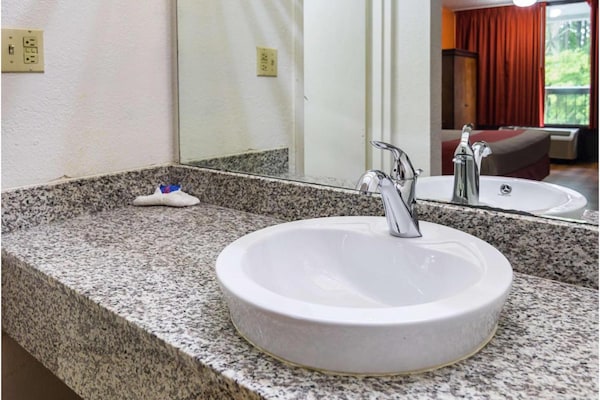 Foto van 2 tweepersoonsbedden, rokersgedeelte | Conyers - Vakantiehuis in  - BathRoom
