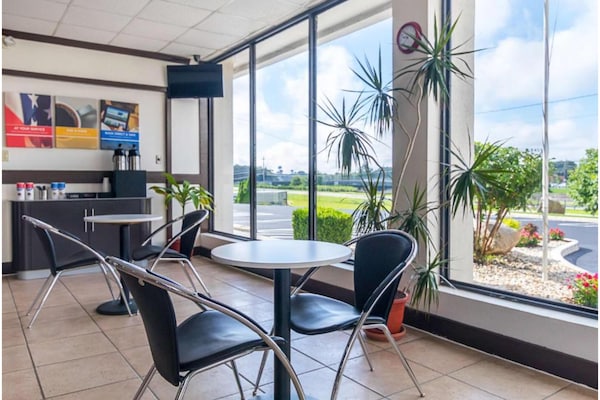 Foto van 2 tweepersoonsbedden, rokersgedeelte | Conyers - Vakantiehuis in  - HallReception
