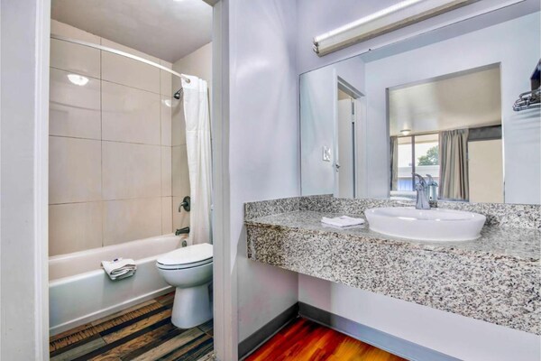 Foto van 1 kingsize bed, rokersgedeelte | Conyers - Vakantiehuis in  - BathRoom