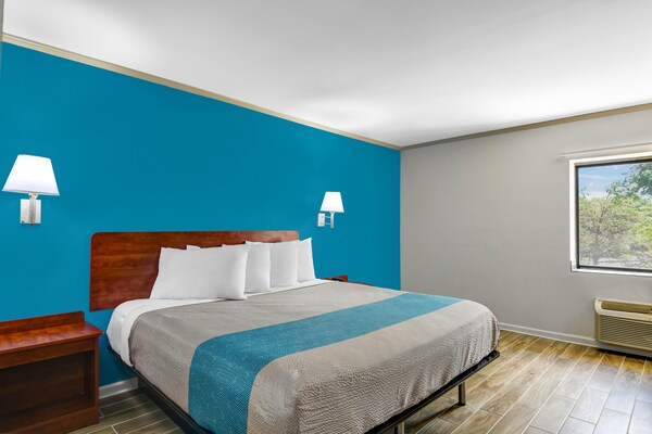 Foto van 1 kingsize bed | Rookvrij - Vakantiehuis in Norcross - BedRoom