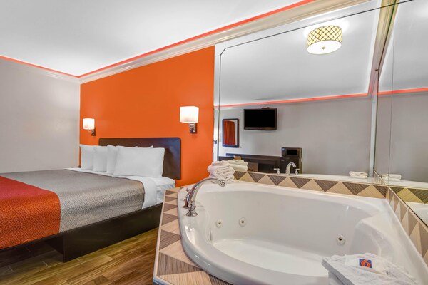 Foto van 1 kingsize bed | Rookvrij, bubbelbad - Vakantiehuis in Norcross - BedRoom