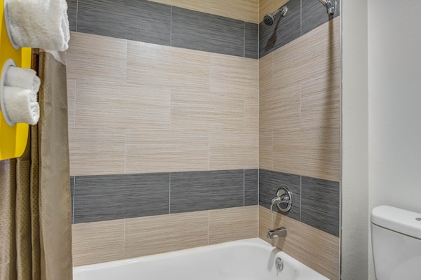 Foto van 1 kingsize bed | Rookvrij, bubbelbad - Vakantiehuis in Norcross - BathRoom