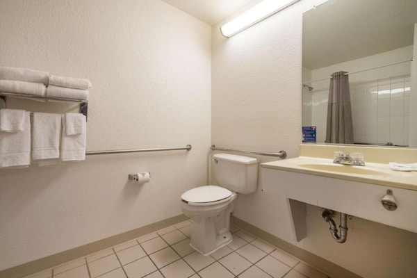 Foto van 2 tweepersoonsbedden (queensize) Niet-roken - Vakantiehuis in Duluth - BathRoom