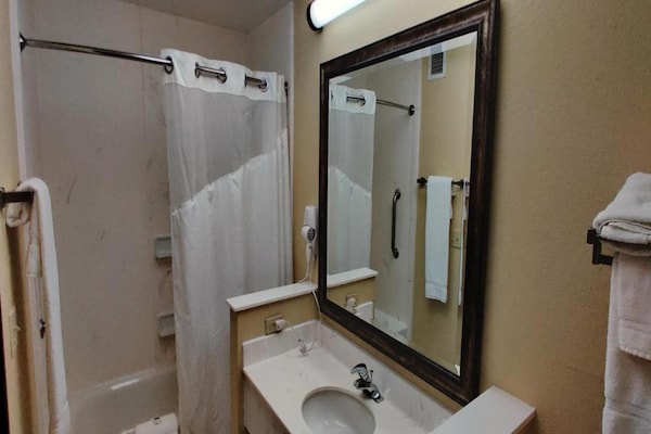 Foto van 2 tweepersoonsbedden (queensize) Niet-roken - Vakantiehuis in Duluth - BathRoom