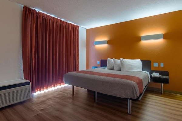 Foto van 1 kingsize bed met rolstoeltoegankelijk bad, NSMK - Vakantiehuis in Atlanta - BedRoom
