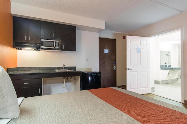 Foto van 1 kingsize bed met rolstoeltoegankelijk bad, NSMK - Vakantiehuis in Atlanta - BedRoom