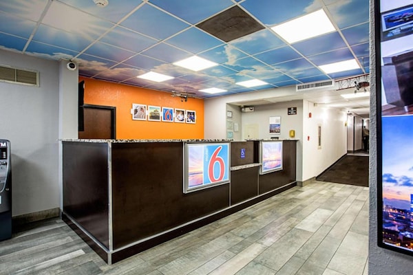 Foto van 1 kingsize bed met rolstoeltoegankelijk bad, NSMK - Vakantiehuis in Atlanta - HallReception
