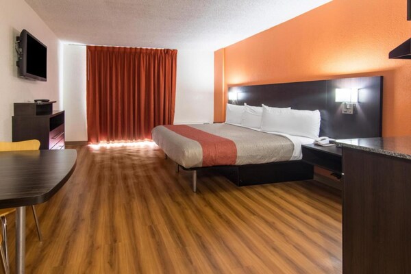 Foto van 1 kingsize bed met rolstoeltoegankelijk bad, NSMK - Vakantiehuis in Atlanta - BedRoom