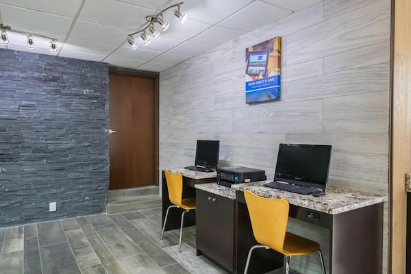 Foto van 2 queensize bedden | Premium, Micfridge - Vakantiehuis in Savannah GA - HallReception