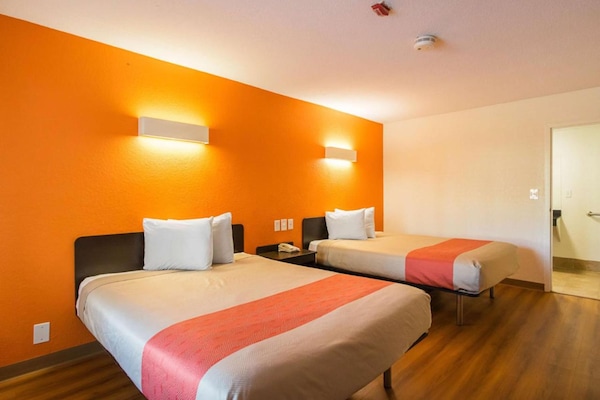 Foto van 2 queensize bedden | Premium, Micfridge - Vakantiehuis in Savannah GA - BedRoom