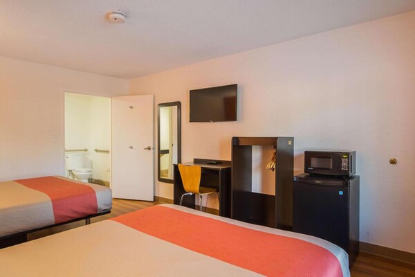 Foto van 2 queensize bedden | Premium, Micfridge - Vakantiehuis in Savannah GA - BedRoom
