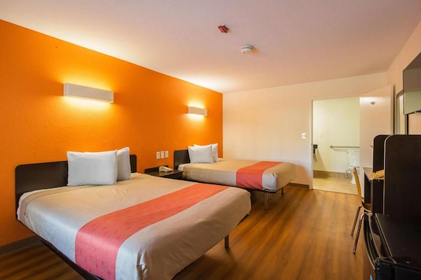 Foto van 2 queensize bedden | Premium, Micfridge - Vakantiehuis in Savannah GA - BedRoom