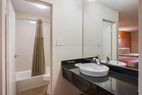 Foto van 2 queensize bedden | Premium, Micfridge - Vakantiehuis in Savannah GA - BathRoom
