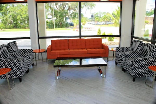 Foto van 2 queensize bedden | Premium, Micfridge - Vakantiehuis in Savannah GA - HallReception