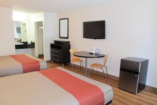 Foto van 2 queensize bedden | Rolstoeltoegankelijke douche / Rookvrij - BedRoom