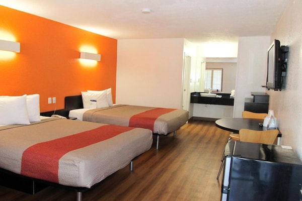 Foto van 2 queensize bedden | Rolstoeltoegankelijke douche / Rookvrij - BedRoom