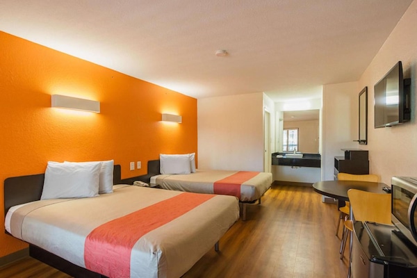 Foto van 2 queensize bedden | Rolstoeltoegankelijke douche / Rookvrij - BedRoom