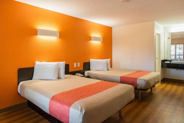 Foto van 2 queensize bedden | Rolstoeltoegankelijke douche / Rookvrij - BedRoom