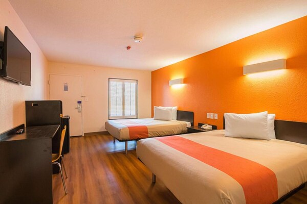 Foto van 2 queensize bedden | Rolstoeltoegankelijke douche / Rookvrij - BedRoom