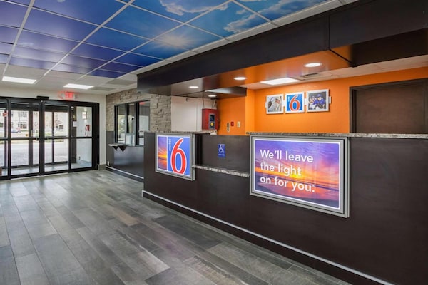 Foto van 2 queensize bedden | Rolstoeltoegankelijke douche / Rookvrij - HallReception