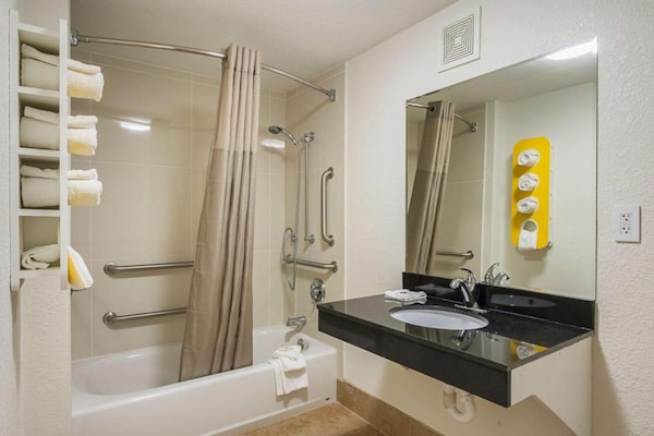 Foto van 1 kingsize bed | Premium, koelkast - Vakantiehuis in Savannah GA - BathRoom