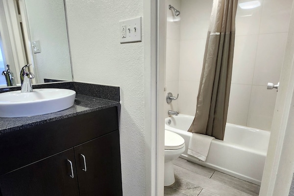 Foto van 1 kingsize bed | Roken toegestaan, koelkast aanwezig - BathRoom