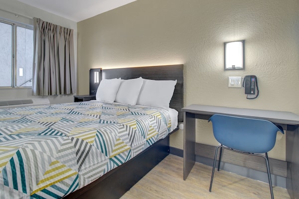 Foto van 1 tweepersoonsbed (queensize) | Niet-roken, koelkast (Micfridge) - BedRoom