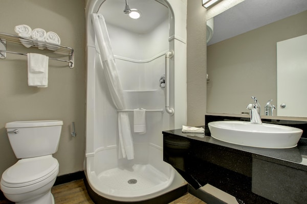 Foto van 1 tweepersoonsbed (queensize) | Niet-roken, koelkast (Micfridge) - BathRoom