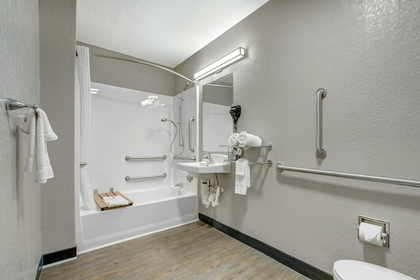 Foto van 1 tweepersoonsbed (Queensize) | Badkuip met mobiele toegang (Nsmk Micfridg) - BathRoom