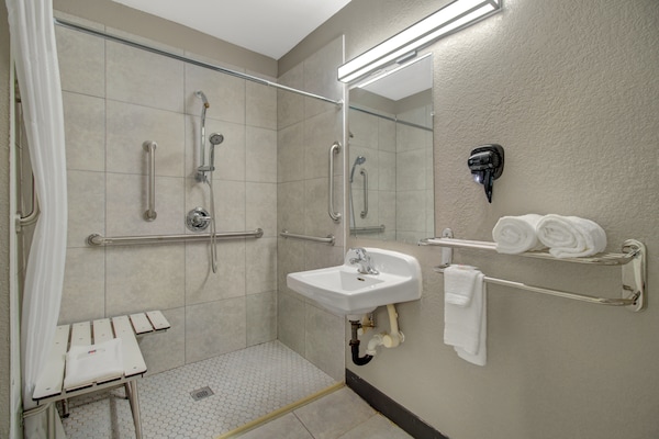Foto van 1 queensize bed | Mob Acc RI Shwr Nsmk Micfridg - Vakantiehuis in Venice - BathRoom