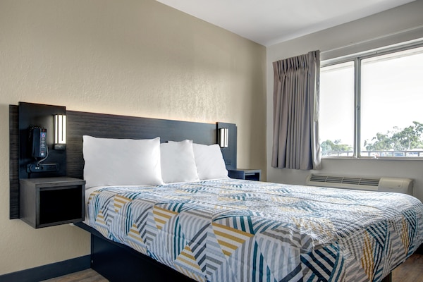 Foto van 1 queensize bed | Mob Acc RI Shwr Nsmk Micfridg - Vakantiehuis in Venice - BedRoom