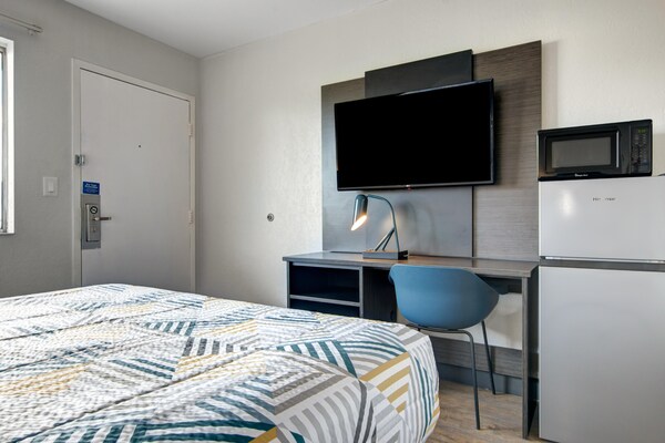 Foto van 1 queensize bed | Mob Acc RI Shwr Nsmk Micfridg - Vakantiehuis in Venice - BedRoom