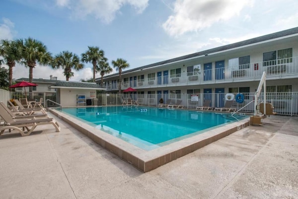 Foto van 1 tweepersoonsbed | Koelkast - Vakantiehuis in Kissimmee - PoolOfHouse