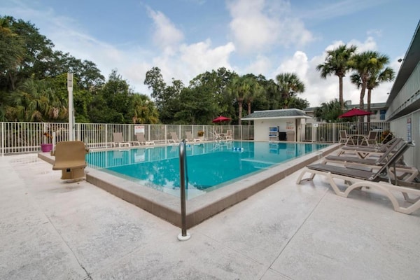 Foto van 2 tweepersoonsbedden | Premium minikoelkast - Vakantiehuis in Kissimmee - PoolOfHouse