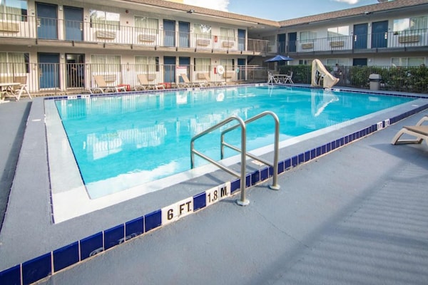Foto van 2 tweepersoonsbedden | Premium minikoelkast - Vakantiehuis in Kissimmee - PoolOfHouse