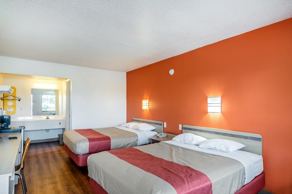 Foto van 2 tweepersoonsbedden (queensize) | Rookvrij - Vakantiehuis in OXFORD - BedRoom