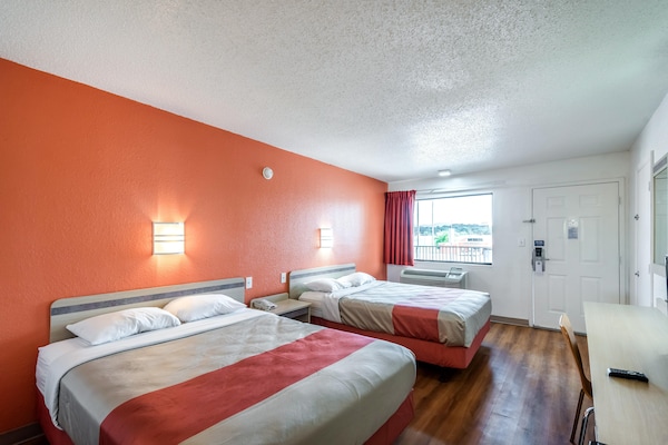 Foto van 2 tweepersoonsbedden | Rolstoeltoegankelijk bad Nsmk - BedRoom