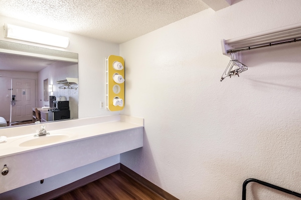 Foto van 1 tweepersoonsbed (queensize) | Badkuip toegankelijk voor mensen met mobiliteitsproblemen (NSMK) - BathRoom
