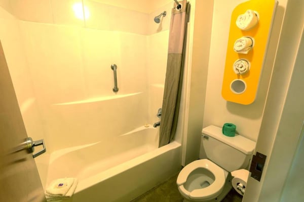 Foto van 1 kingsize bed | Rookvrij, keuken, bank - Vakantiehuis in Longview - BathRoom