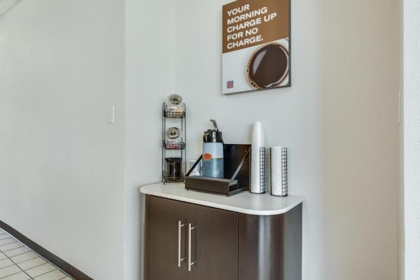 Foto van 1 kingsize bed|Roken toegestaan,koelkast aanwezig - Vakantiehuis in Longview - Facilities