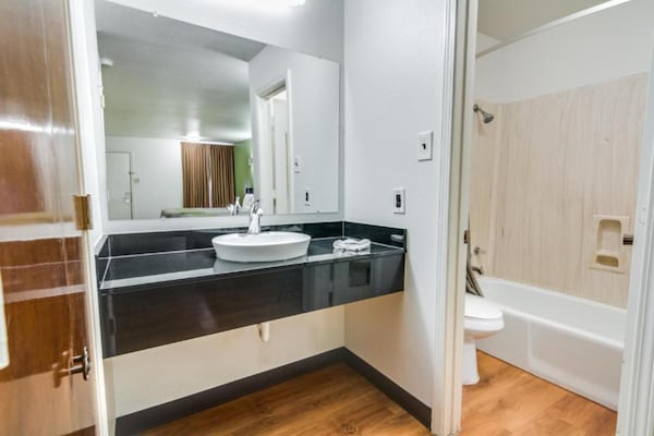 Foto van 2 tweepersoonsbedden (queensize)|Niet-roken - Vakantiehuis in Longview - BathRoom